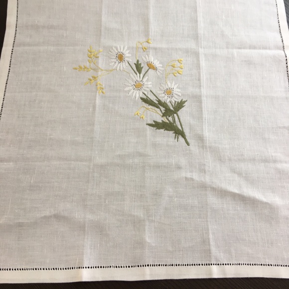 Tablecloth Plus a table topper - Picture 2 of 6